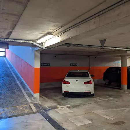53 Garage Parking Apartment *
